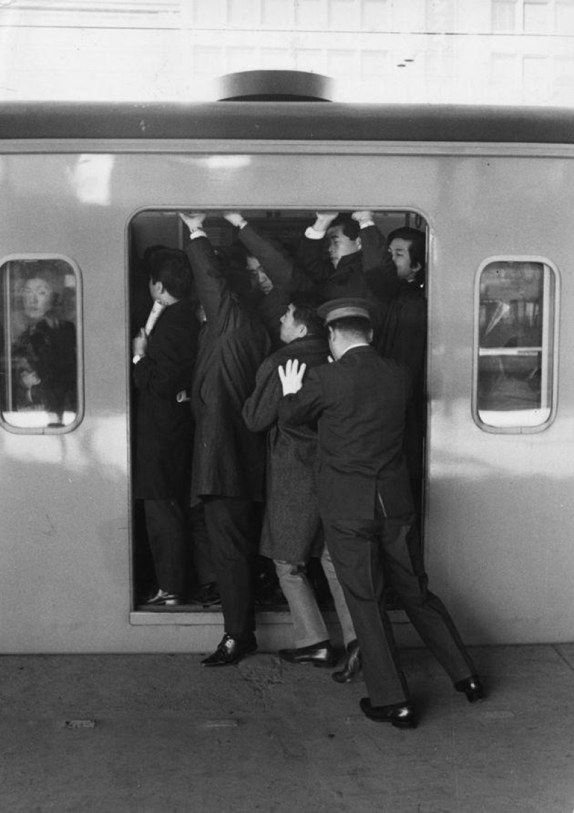 Lo que los pasajeros del metro de Tokio tienen que soportar durante la hora pico Lo que los pasajeros del metro de Tokio tienen que soportar durante la hora pico