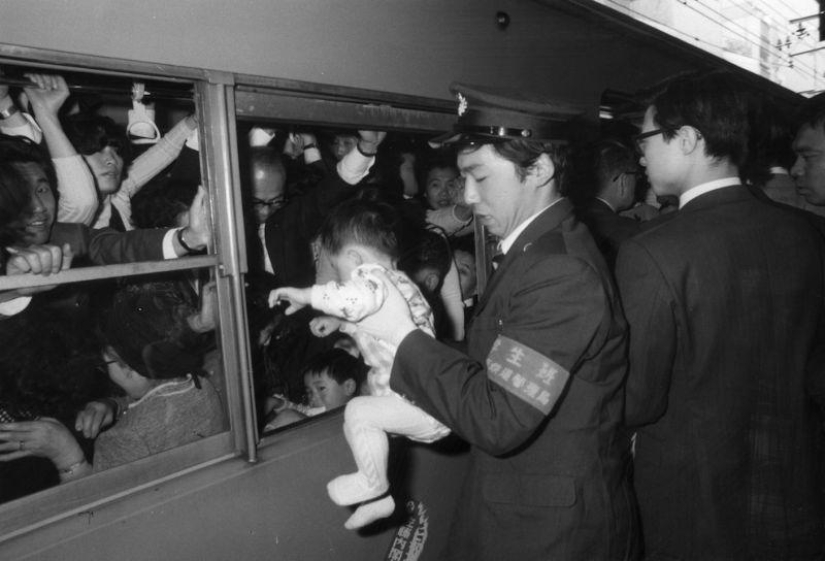 Lo que los pasajeros del metro de Tokio tienen que soportar durante la hora pico Lo que los pasajeros del metro de Tokio tienen que soportar durante la hora pico