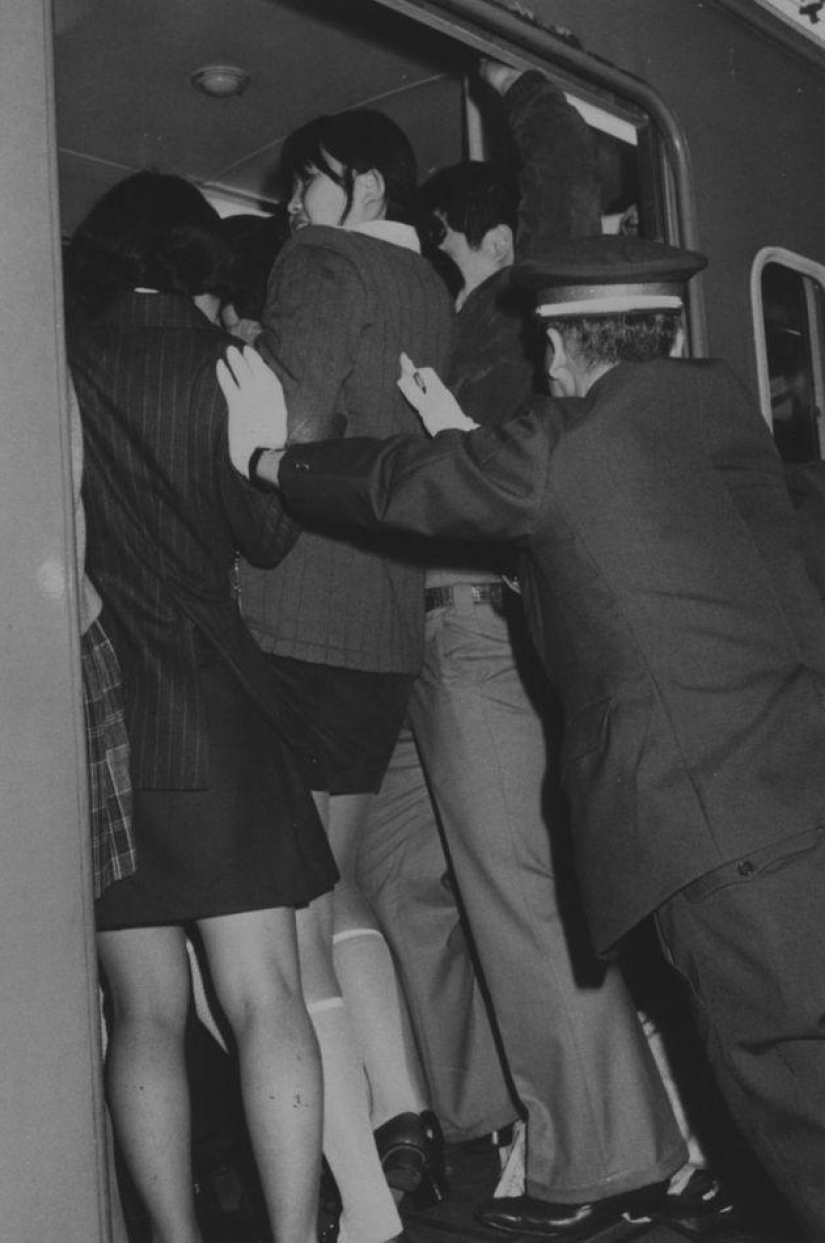 Lo que los pasajeros del metro de Tokio tienen que soportar durante la hora pico Lo que los pasajeros del metro de Tokio tienen que soportar durante la hora pico