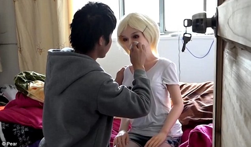 Los chinos comenzaron todo un harén de siete mujeres de goma