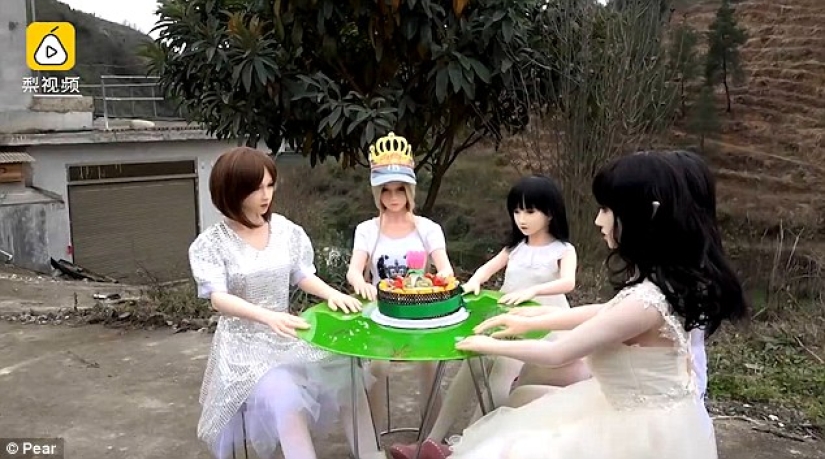 Los chinos comenzaron todo un harén de siete mujeres de goma