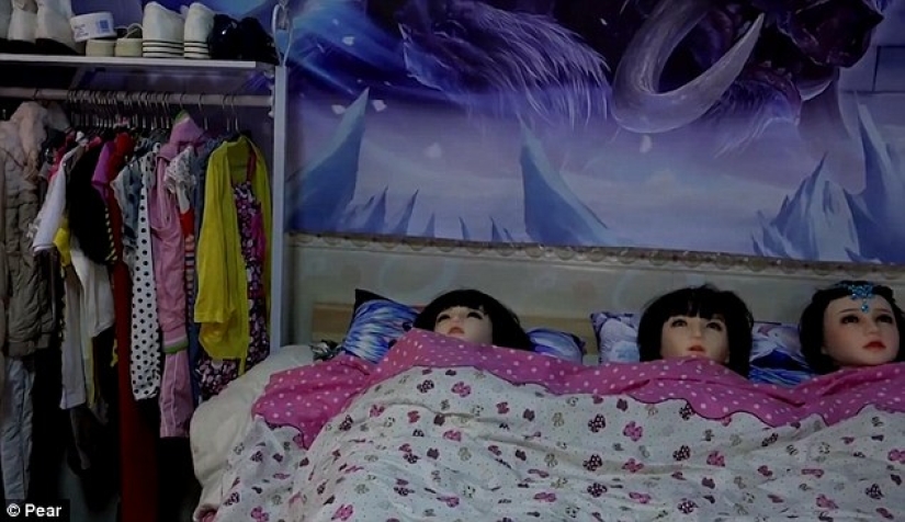 Los chinos comenzaron todo un harén de siete mujeres de goma