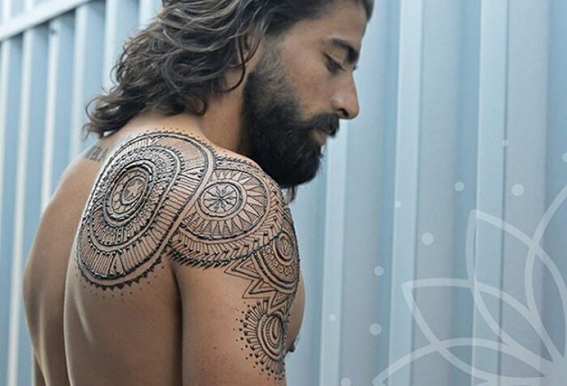 Los hombres también hacen tatuajes de henna, y es muy sexy