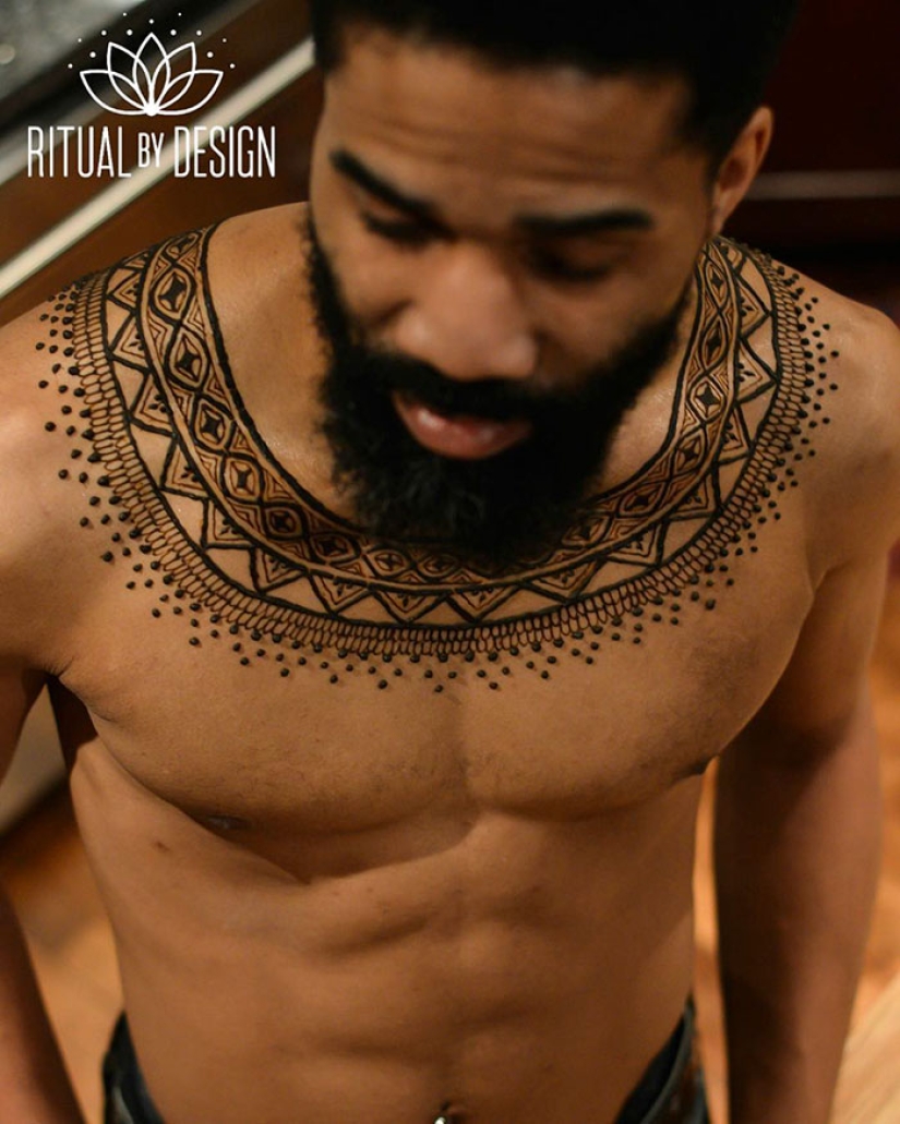 Los hombres también hacen tatuajes de henna, y es muy sexy
