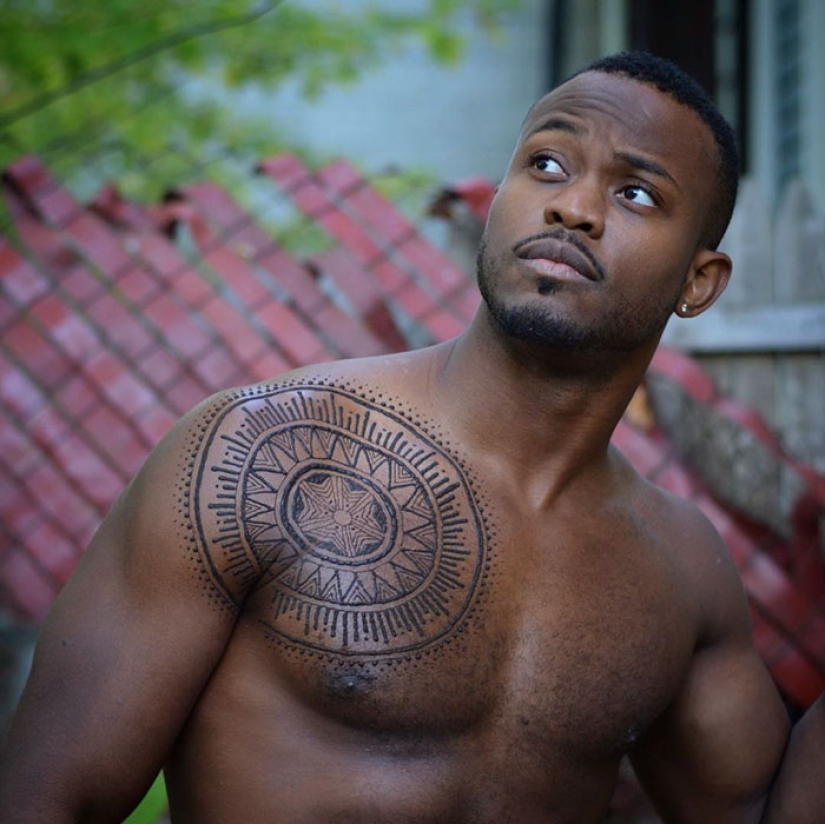 Los hombres también hacen tatuajes de henna, y es muy sexy