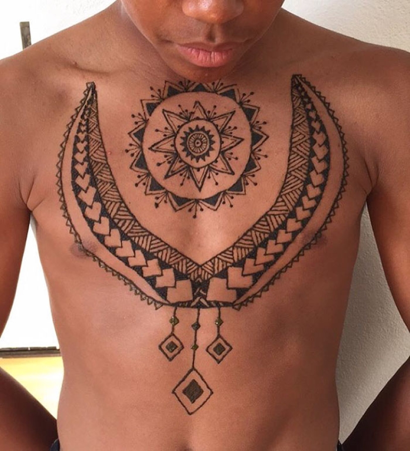Los hombres también hacen tatuajes de henna, y es muy sexy