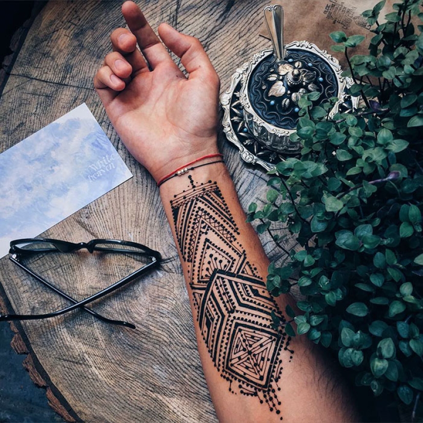 Los hombres también hacen tatuajes de henna, y es muy sexy