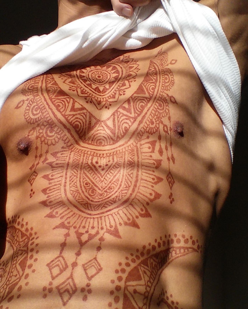 Los hombres también hacen tatuajes de henna, y es muy sexy