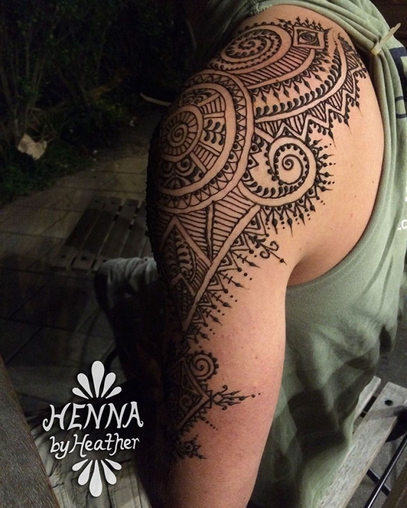 Los hombres también hacen tatuajes de henna, y es muy sexy
