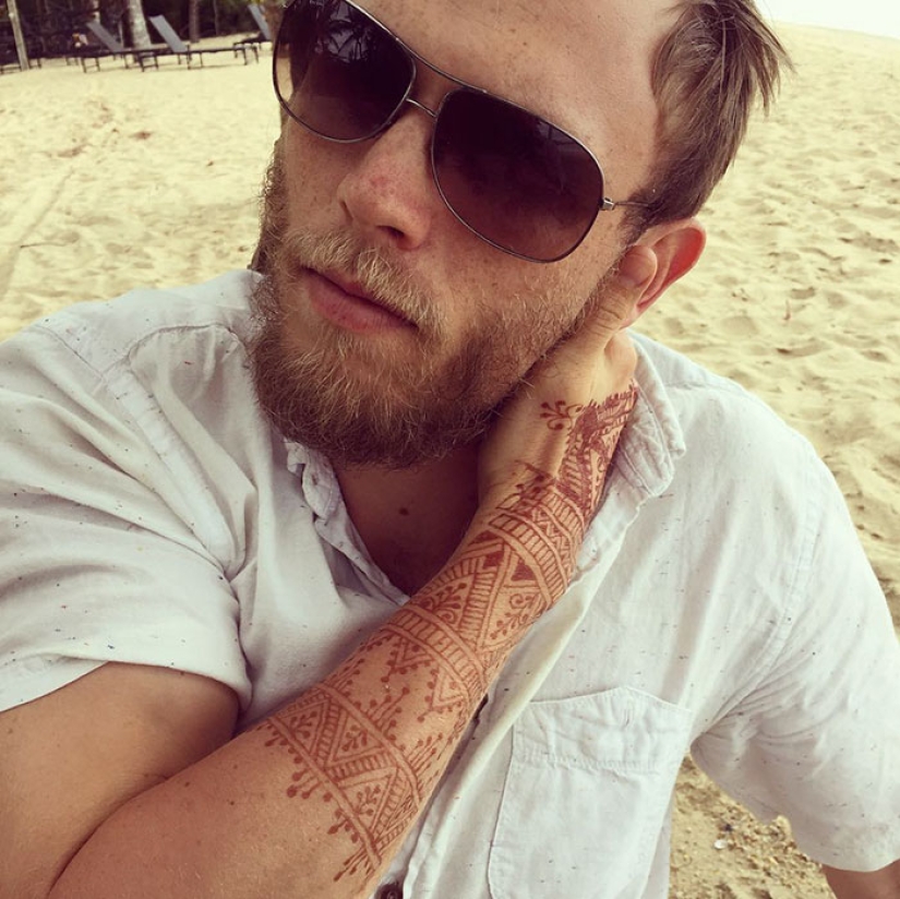 Los hombres también hacen tatuajes de henna, y es muy sexy