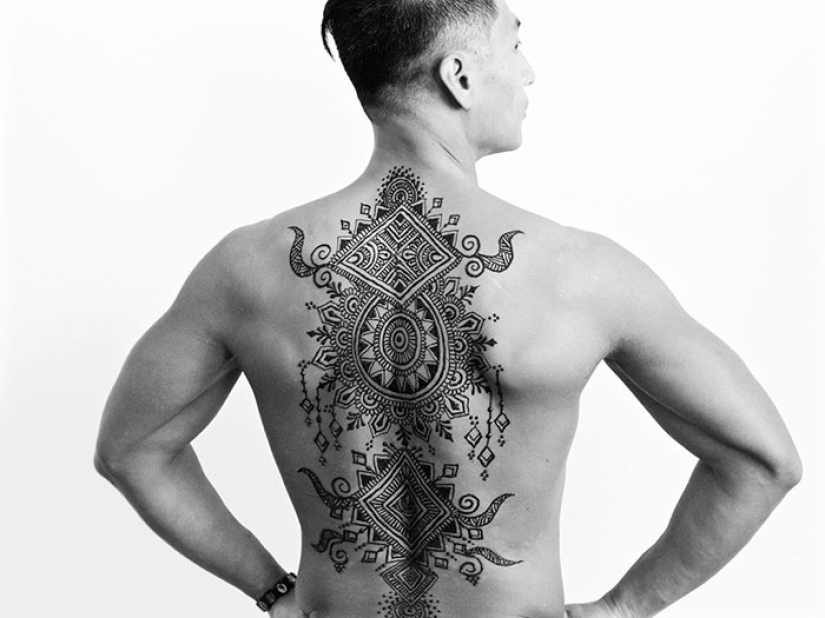 Los hombres también hacen tatuajes de henna, y es muy sexy
