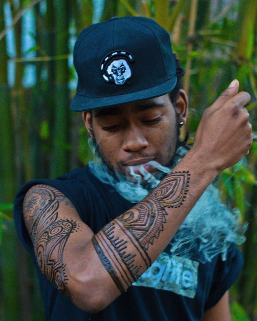Los hombres también hacen tatuajes de henna, y es muy sexy