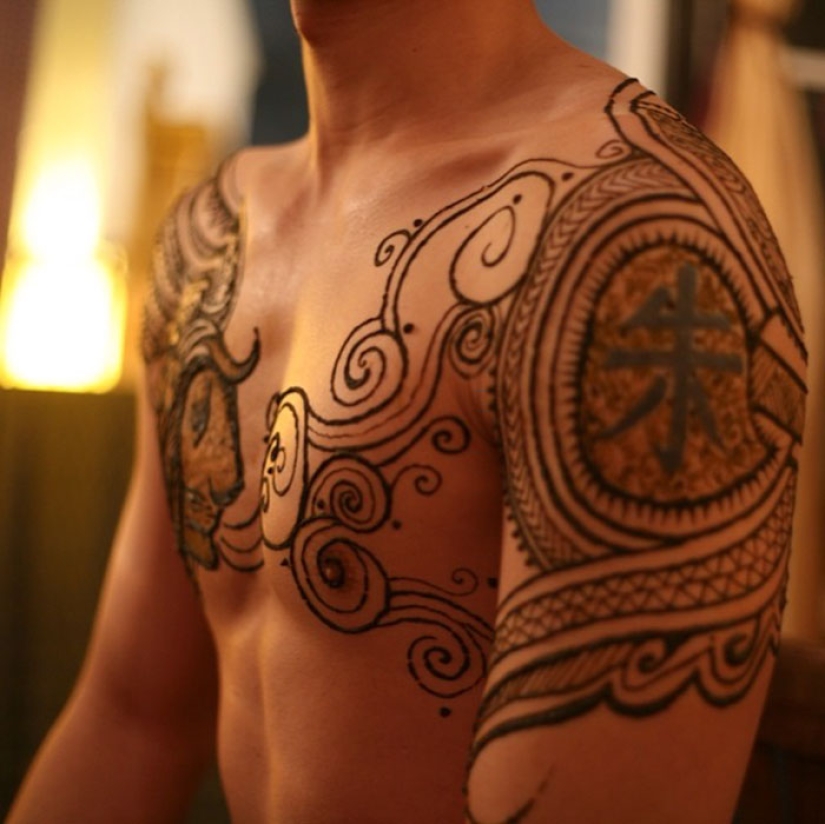 Los hombres también hacen tatuajes de henna, y es muy sexy