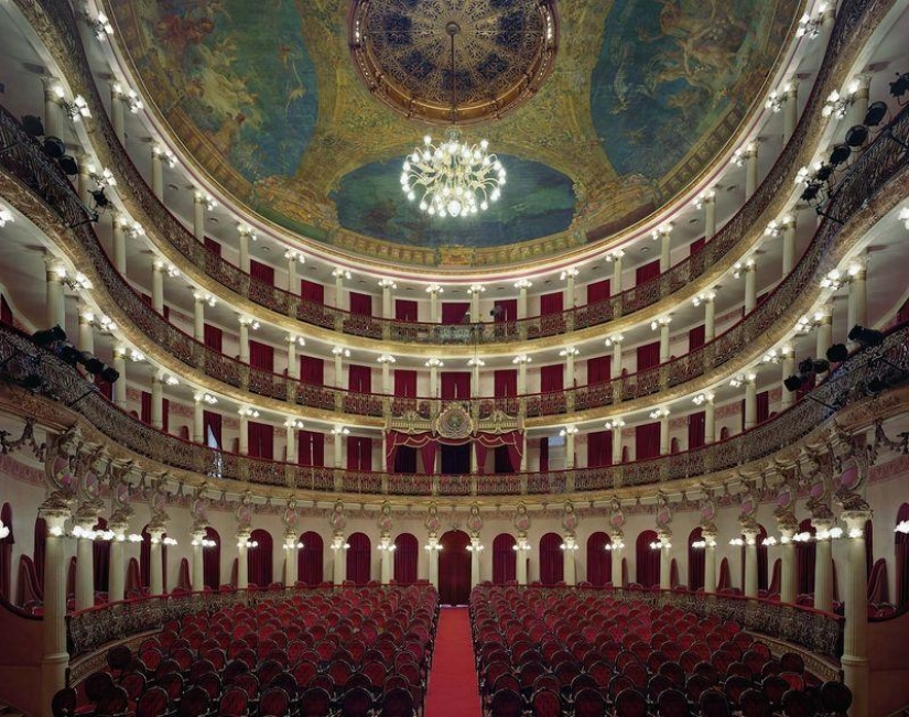 Los interiores más impresionantes de los teatros de ópera más famosos del mundo. Los interiores más impresionantes de los teatros de ópera más famosos del mundo.