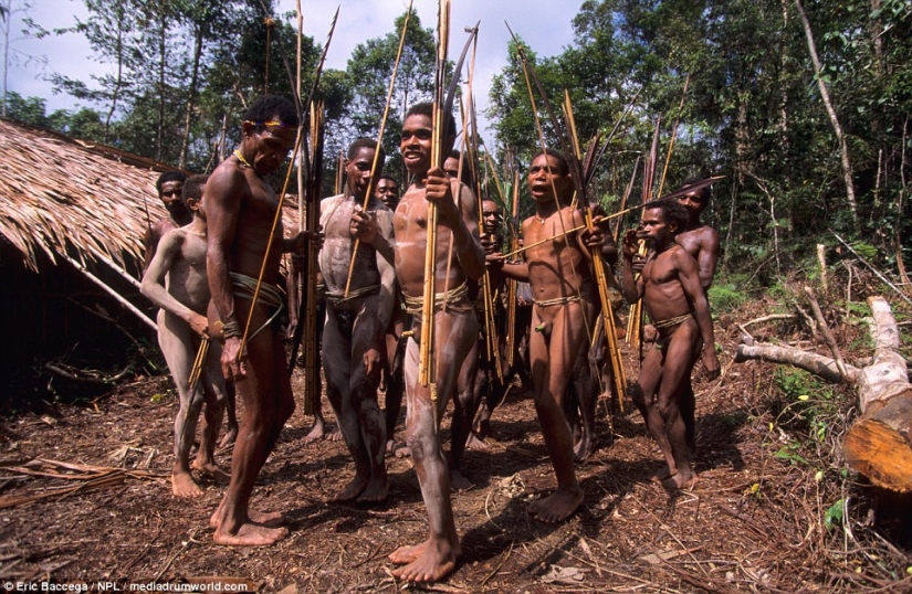 Los Korowai son una misteriosa tribu de caníbales que recientemente han aprendido sobre la civilización Los Korowai son una misteriosa tribu de caníbales que recientemente han aprendido sobre la civilización