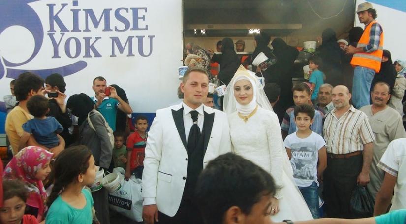 Los novios turcos alimentan a 4.000 refugiados en lugar de casarse