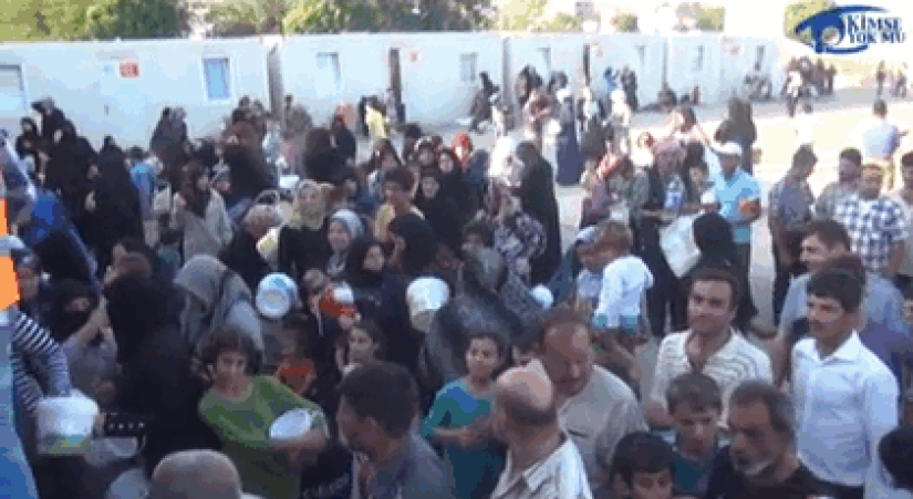 Los novios turcos alimentan a 4.000 refugiados en lugar de casarse