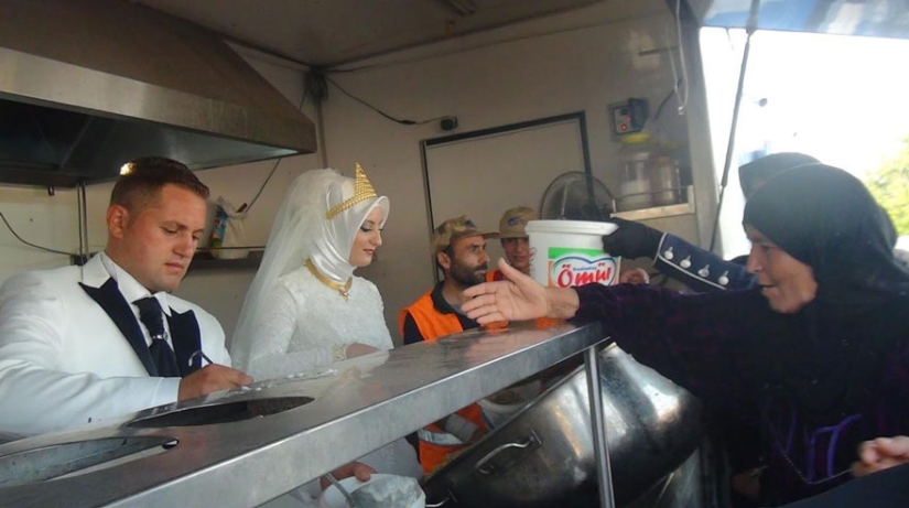 Los novios turcos alimentan a 4.000 refugiados en lugar de casarse