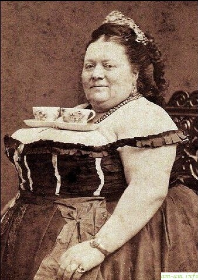 Los pechos grandes son grandes problemas: los propietarios de un busto de lujo se quejan de incomodidad constante