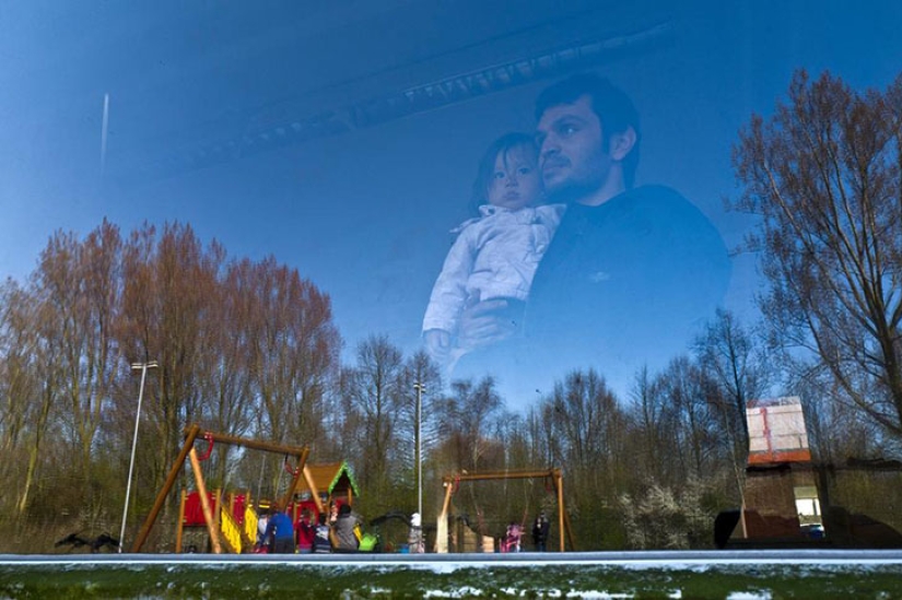 Los refugiados en los Países Bajos son recibidos con los brazos abiertos... y puesto en prisión Los refugiados en los Países Bajos son recibidos con los brazos abiertos... y puesto en prisión