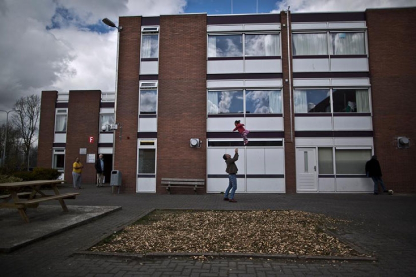 Los refugiados en los Países Bajos son recibidos con los brazos abiertos... y puesto en prisión Los refugiados en los Países Bajos son recibidos con los brazos abiertos... y puesto en prisión