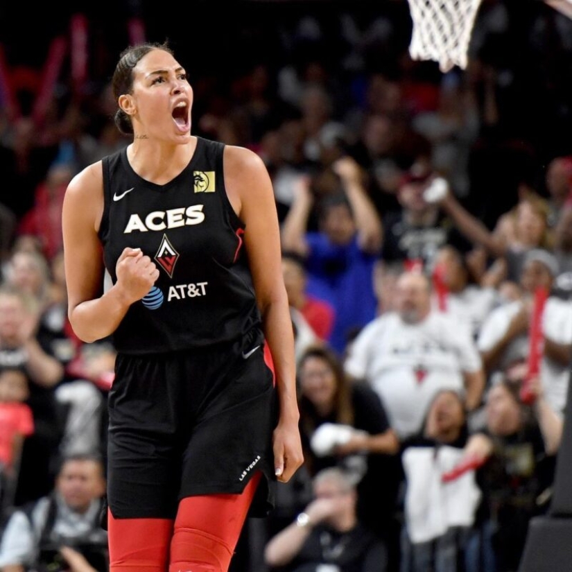 Los seis pies de jugador de baloncesto Elizabeth Kambic compartido instantáneas Los seis pies de jugador de baloncesto Elizabeth Kambic compartido instantáneas