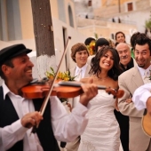 Mandatory traditions that are observed at a Greek wedding Mandatory traditions that are observed at a Greek wedding