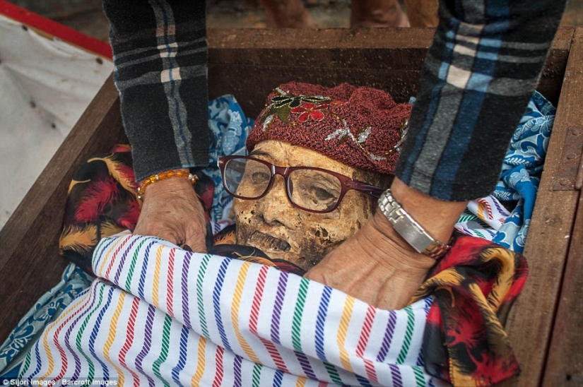 Manene Festival: Why do Indonesians dig up dead relatives every 3 years