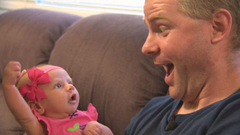 Manzana de un manzano: un padre joven es fotografiado con una hija recién nacida