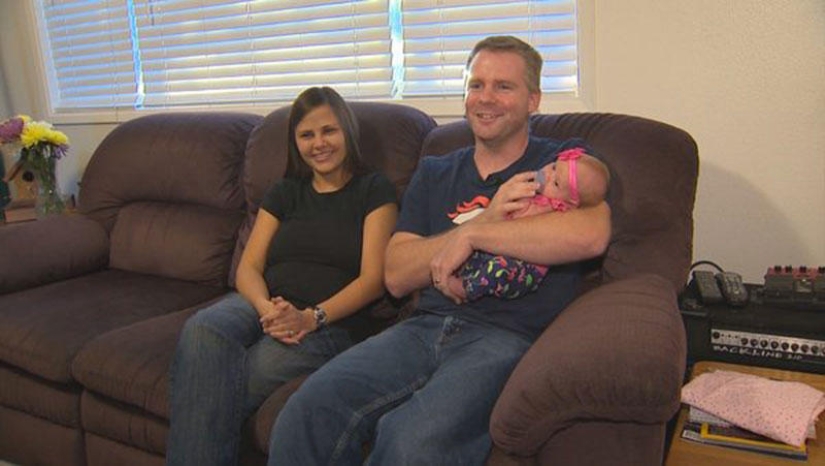 Manzana de un manzano: un padre joven es fotografiado con una hija recién nacida