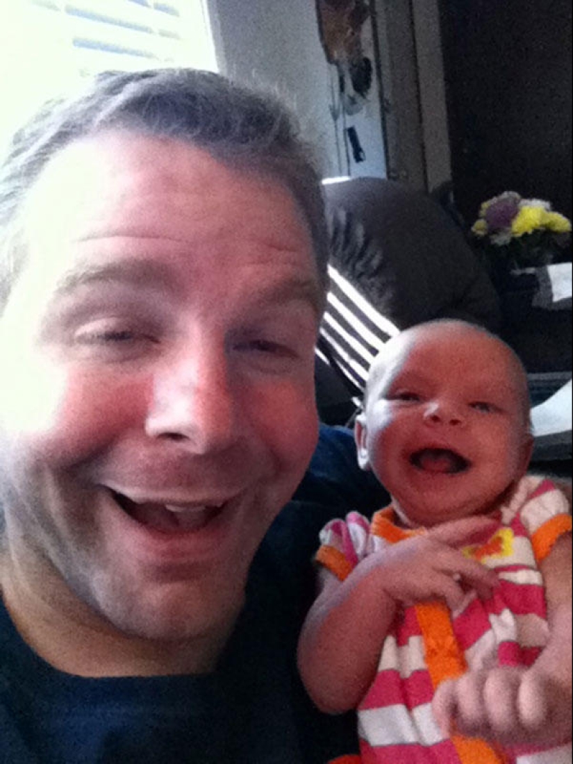 Manzana de un manzano: un padre joven es fotografiado con una hija recién nacida