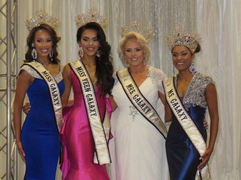 Manzana del manzano: hermosa madre e hija acaban de volar un concurso de belleza Manzana del manzano: hermosa madre e hija acaban de volar un concurso de belleza