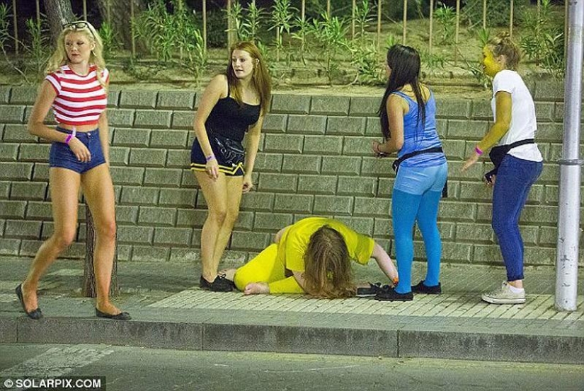 Mar, sol y… ¡demasiada sangría! Estudiantes británicos se relajan en Saloufest