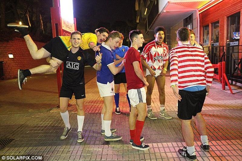 Mar, sol y… ¡demasiada sangría! Estudiantes británicos se relajan en Saloufest