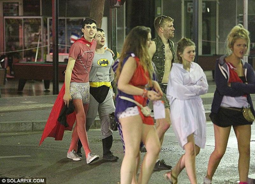 Mar, sol y… ¡demasiada sangría! Estudiantes británicos se relajan en Saloufest