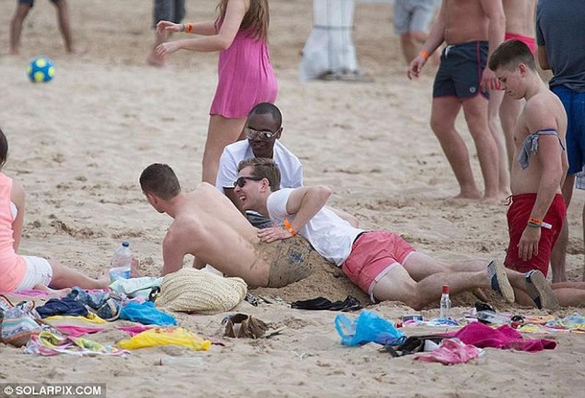 Mar, sol y… ¡demasiada sangría! Estudiantes británicos se relajan en Saloufest