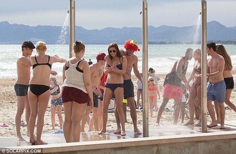 Mar, sol y… ¡demasiada sangría! Estudiantes británicos se relajan en Saloufest