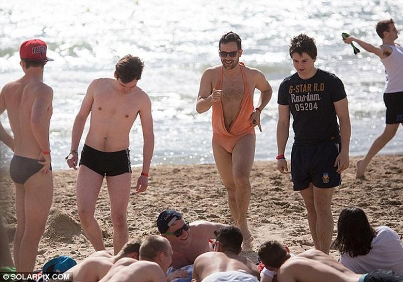 Mar, sol y… ¡demasiada sangría! Estudiantes británicos se relajan en Saloufest