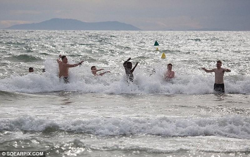 Mar, sol y… ¡demasiada sangría! Estudiantes británicos se relajan en Saloufest