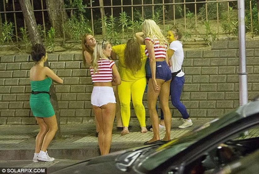 Mar, sol y… ¡demasiada sangría! Estudiantes británicos se relajan en Saloufest