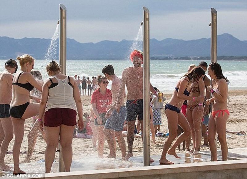 Mar, sol y… ¡demasiada sangría! Estudiantes británicos se relajan en Saloufest