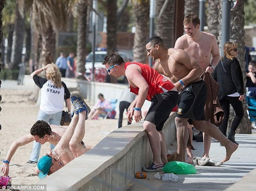 Mar, sol y… ¡demasiada sangría! Estudiantes británicos se relajan en Saloufest