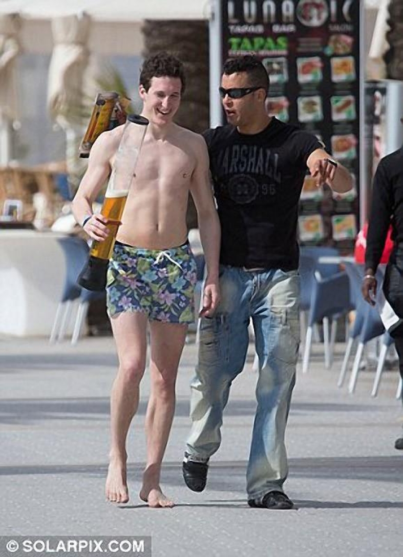 Mar, sol y… ¡demasiada sangría! Estudiantes británicos se relajan en Saloufest