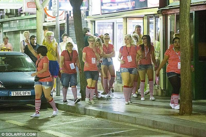 Mar, sol y… ¡demasiada sangría! Estudiantes británicos se relajan en Saloufest