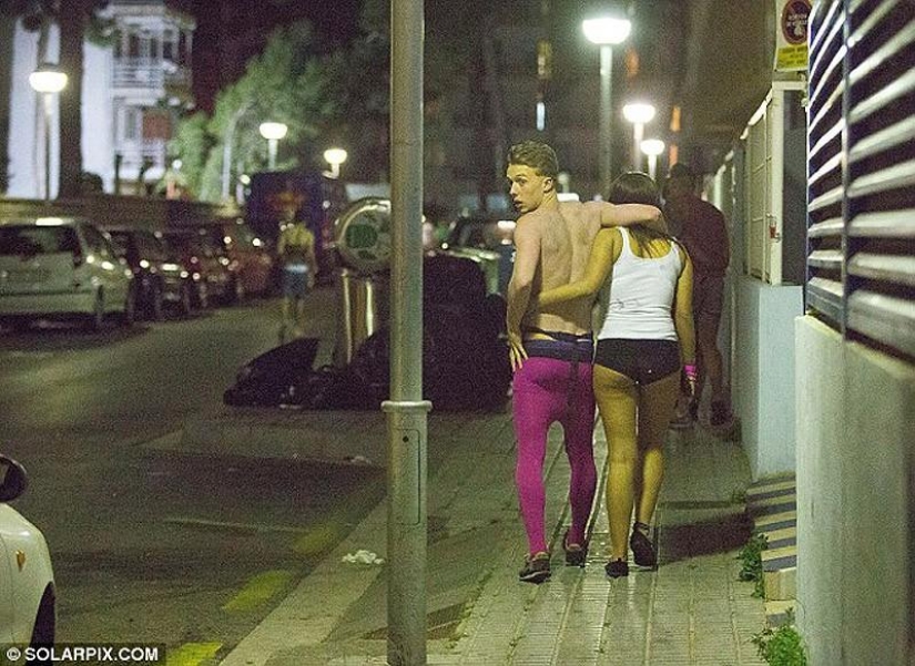 Mar, sol y… ¡demasiada sangría! Estudiantes británicos se relajan en Saloufest