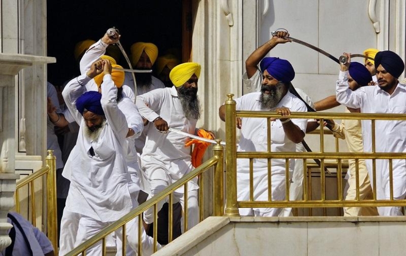 Massacre with swords in the Golden Temple