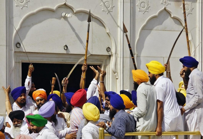 Massacre with swords in the Golden Temple