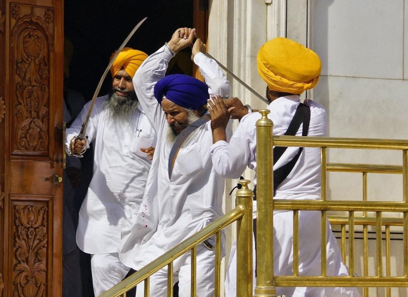 Massacre with swords in the Golden Temple