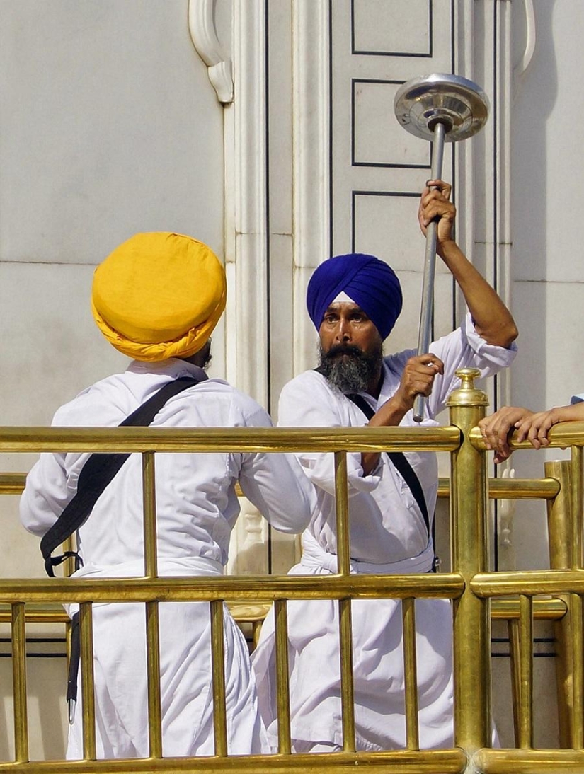 Massacre with swords in the Golden Temple