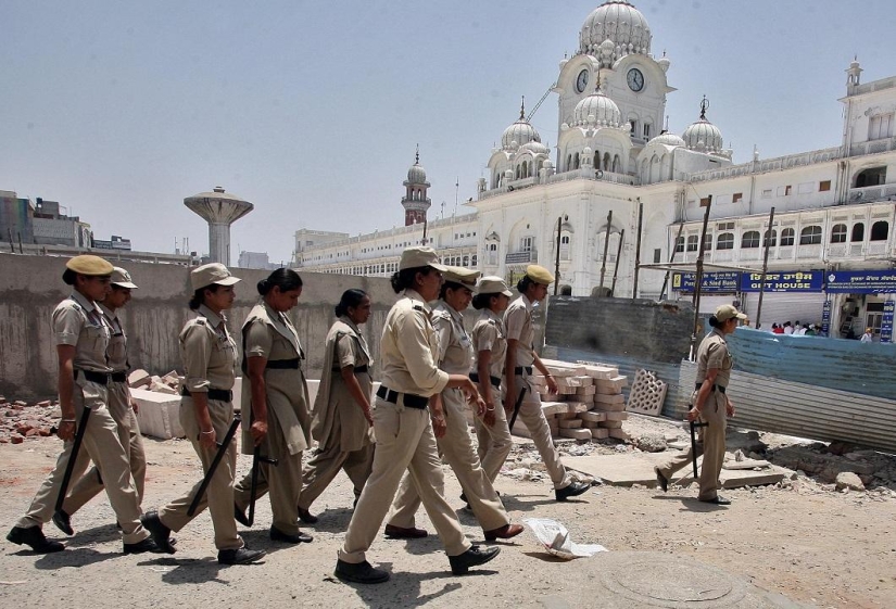 Massacre with swords in the Golden Temple